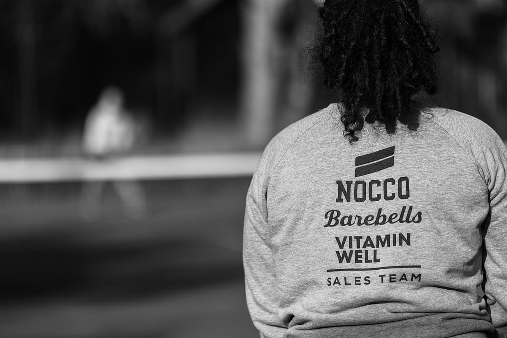 NOCCO Barebells Vitamin Well huppari takaapäin fiiliskuva